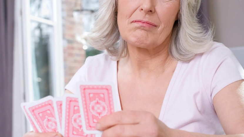 woman playing spider solitaire